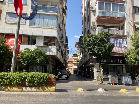Nazilli Kuaförler Sokağında Satılık 140m² 3 Katlı Dükkan 2