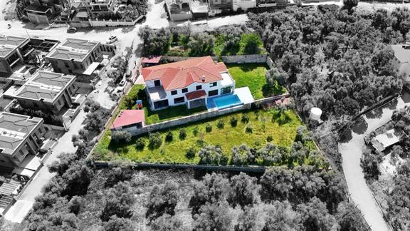 Kuşadası'nın En Gözde Villalarından 2500 M2 Arsa İçersinde Lüks Villa 2