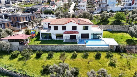 Kuşadası'nın En Gözde Villalarından 2500 M2 Arsa İçersinde Lüks Villa 1