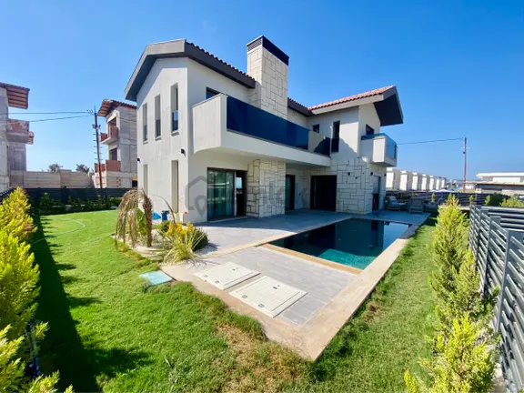Soğucakta Özel Havuzlu Müstakil Villalar 1