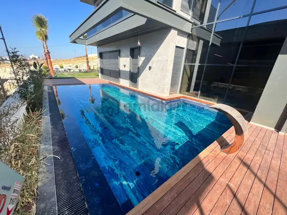 Kuşadası Soğucak'ta Deniz Manzaralı 4+1 Villa 2