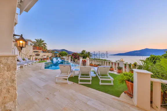 Kalkan Komurlukte Eşsiz Manzaralı Lüks Villa – Yatırım Fırsatı 2