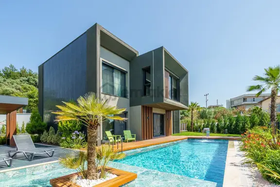 Kuşadası'nda Herşeyiyle Olağanüstü Satılık 4+1 Villa 1