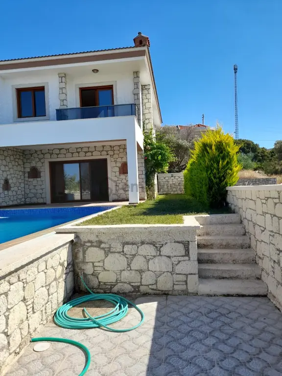 Alaçatı Gayrimenkulden Şifne'de Denize Yakın Sıfır Havuzlu Villa 1