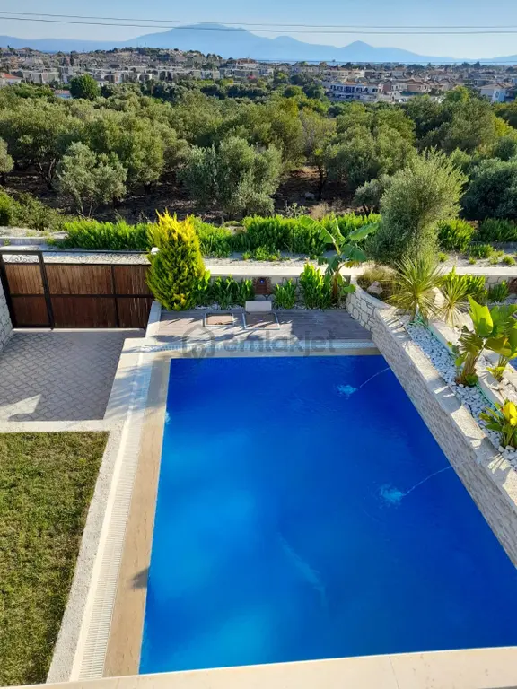 Alaçatı Gayrimenkulden Şifne'de Denize Yakın Sıfır Havuzlu Villa 2