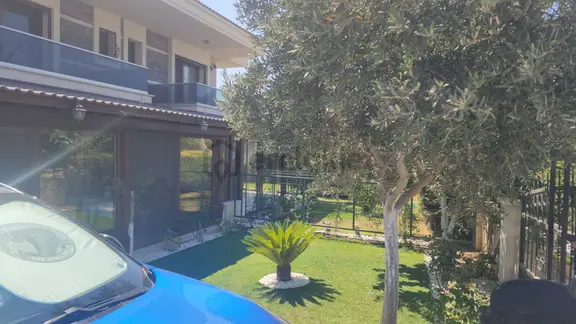 Çeşme Çiftlik'de Kumlu Plajlara Yakın Şık Villa 2