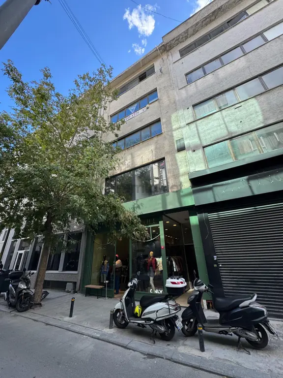 Erkutun'dan, Nişantaşı'nda Yangın Merdivenli Showroom, Ofis, Kumaş Atölyesi İçin Çok Uygun Kiralık. 1