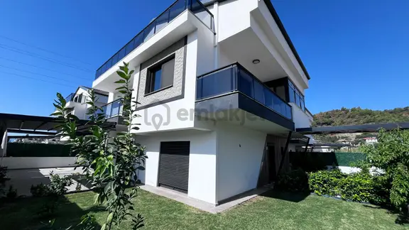 Stop'tan 6+1 Ultra Lüks Plaja 2,5 Km Müstakil Havuzlu Villa 1