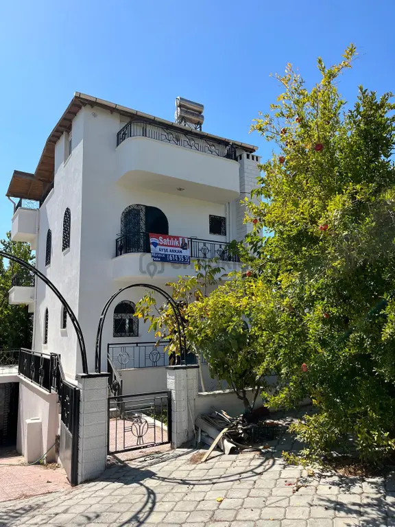 Kuşadası Yavansu'da Müstakil Denize Yakın 4+1 Satılık Villa 2
