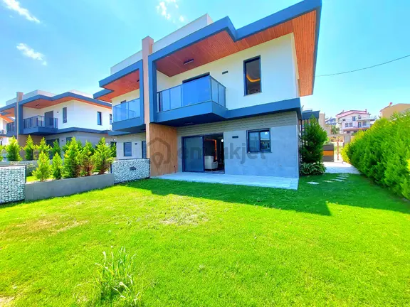 Kuşadasında Avm'lere Yakın Havuzlu Sitede Otoparklı-bahçeli Sıfır Villa 1