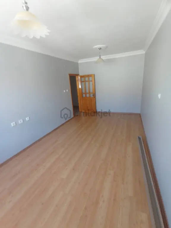 Sivas Yıldız Gayrımenkul'den Bankalar Caddesi Kiralık 2+1 Ofis (asansörlü) 1
