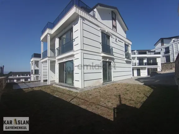 Başiskele Merkeze Yakın Deniz Manzaralı Satılık Trıpleks Villa 1