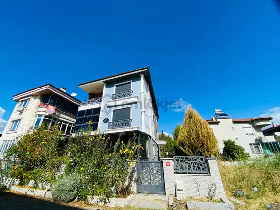 Akçay Da 4+1 Müstakil Kendine Ait Bahçe Alanlı Satılık Sıfır Tripleks Villa 1