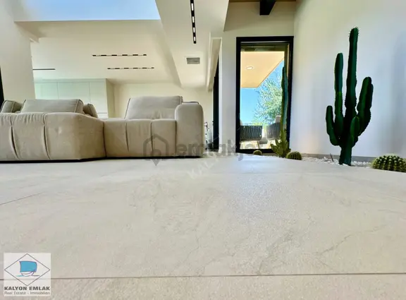 Çeşme'de Satılık Özel Tasarım Müstakil Havuzlu Ultra Lüx Villa 1