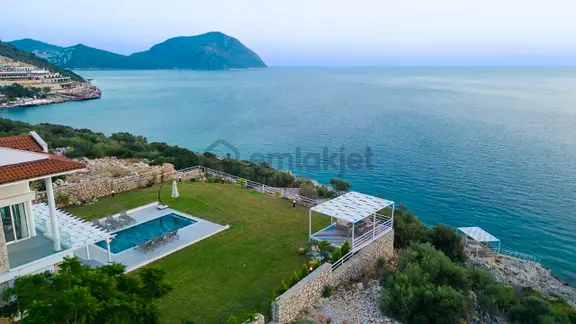 Kaş Kalkan’da Denize Sıfır Full Eşyalı Lüks Villa 1