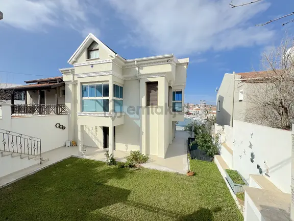 Çeşme Dalyan'da Marinaya Sıfır Deniz Manzaralı Eşyalı Villa 2