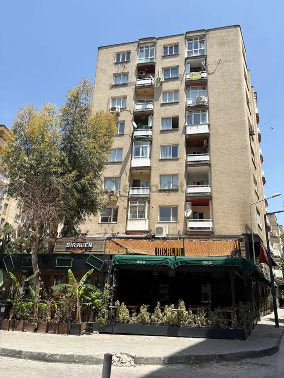 Bornova Merkezde Tertemiz Satılık 3+1 Daire 1