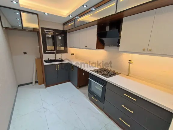 Haluk Varlı Parkı Yakını 3+1 Site İçerisinde Bakımlı Daire 1