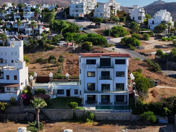 Akyarlar'da 11+4 Muhteşem Deniz Manzaralı Satılık Malikane 2