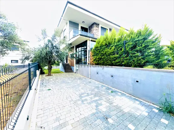 Güre'de 3+1 Havuzlu Full Eşyalı Lüx Satılık Villa 2