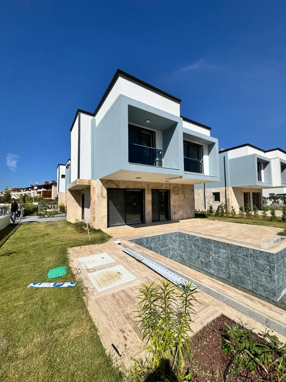 Kuşadası Güzelçamlı'da Denize 300 Mt Yakın Özel Havuzlu Villamız 1