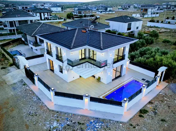 Didim Efeler Mahallesinde Satılık 4+1 Havuzlu Köşe Başı Muhteşem Villa Satıyoruz 1