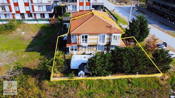 Karasu'da Cadde Üzerinde 324m2 Arsa Payına Sahip 3+1 Villa 1