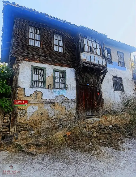 Şehitoğlu Emlak'tan Gökdere Mahallesi Bahçeli Satılık Ahşap Ev 1