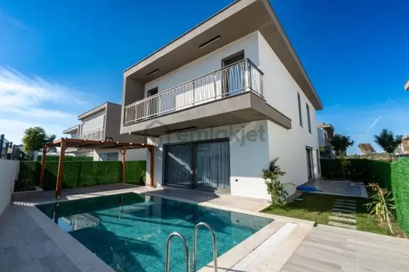 Kuşadası Soğucak Sahilde Denize Yakın Özel Havuzlu 4+1 Villa 2