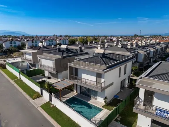Kuşadası Soğucak Sahilde Denize Yakın Özel Havuzlu 4+1 Villa 1