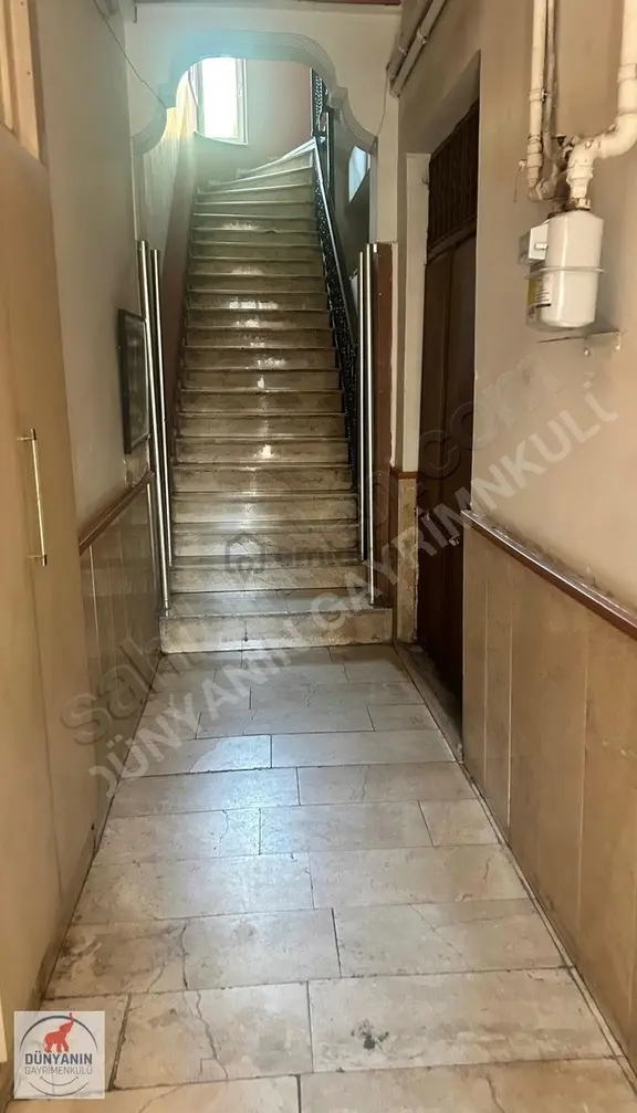 İstiklal Caddesine Komşu Balkonlu Satılık 1+1 Daire / Ofis 2
