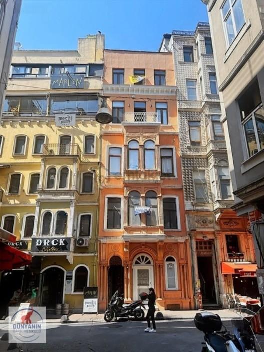 İstiklal Caddesine Komşu Balkonlu Satılık 1+1 Daire / Ofis 1