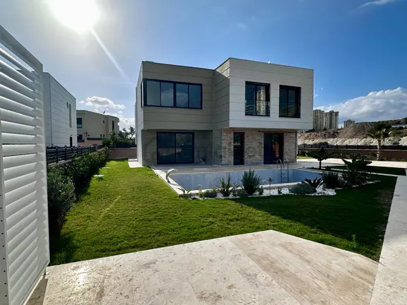 Kuşadası'nda Satılık Doğalgazlı Fırsat Villa 2