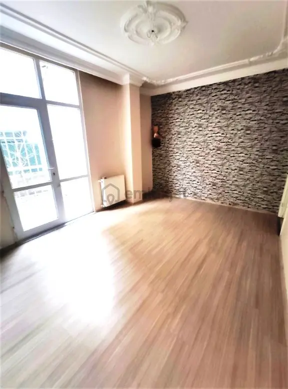Eyüp Rami Yeni Mh. 2+1 / 80m2 / 10-15 Yıllık Bina / Bahçeli / Kredili / Kot 2 Daire 2