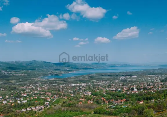 Kartepede Doğa İçerisinde Göl Manzaralı Butik Otel