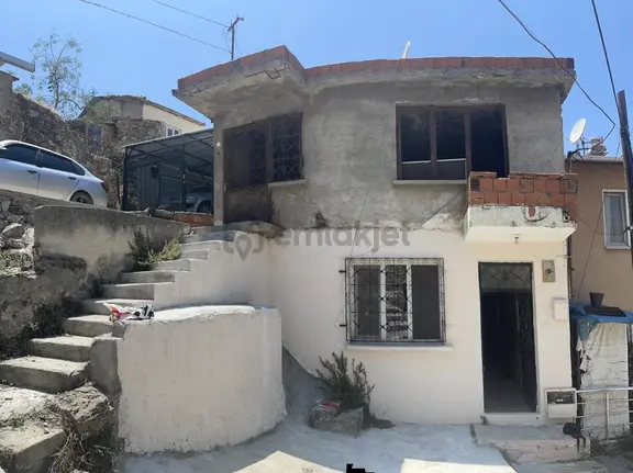 Ayvalık Merkez'de Deniz Manzaralı Bahçeli 2 Katlı Müstakil Kagir Ev 1