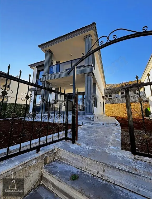(ema) Önü Hazar Gölü, Arkası Orman Manzaralı Ve De Takaslı Villa 1