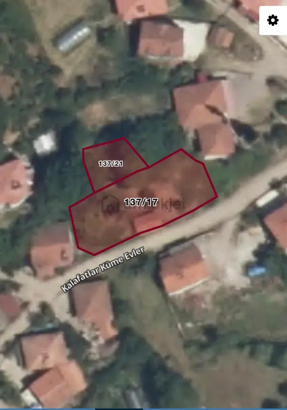 Bilgin Emlaktan Köy Merkezinde İçinde Ev Olan İki Arsa Tek Fiyat 1