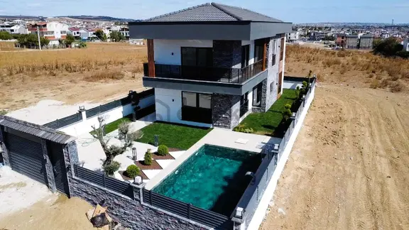 Yeniçiftlik'de Ultra Lüks Havuzlu Yerden Isıtmalı İskanlı 4+1 Villa 1