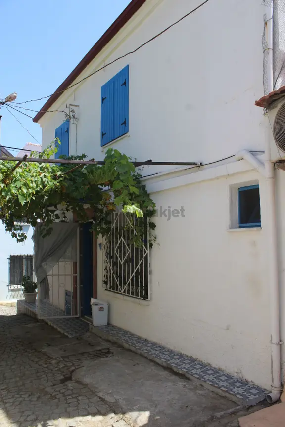 Ayvada'dan Ayvalık Merkez'de Köşe Konumlu 2 Katlı 3+1 Taş Rum Evi 2
