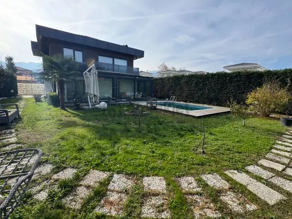 Sapanca’da Satılık Müstakil Yüzme Havuzlu Villa…. 2