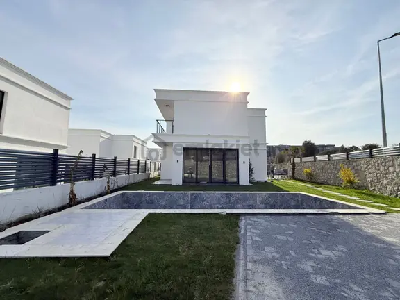 Kusadasında Satılık-özel Havuz/otopark-yerden Isıtma-lüx-500m2 Bahçe-tamamı Müstakil ( Takasa Açık) 1