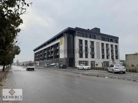 Kemerci'den Koncenter İş Merkezinde Kiralık Cadde Cephe Ofis 1