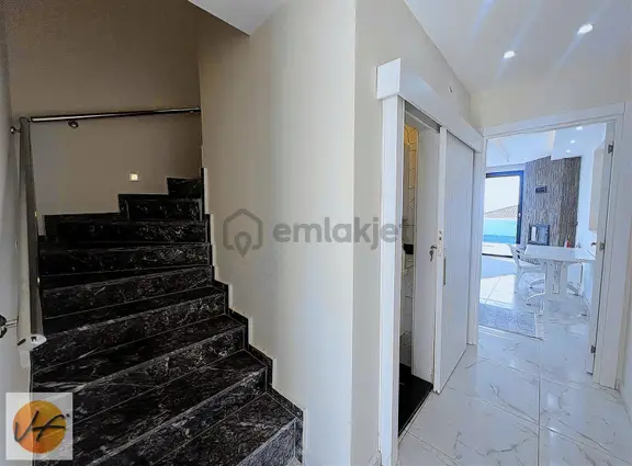 Çeşme Ovacık'ta İki Adet 3+1 Eşyalı Havuzlu Satılık İkiz Villa 2