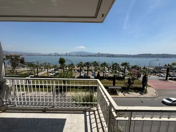 Yalı Bulvarı'nda Deniz Manzaralı Tadilatlı 3+1 Satılık Yalı Dairesi 2