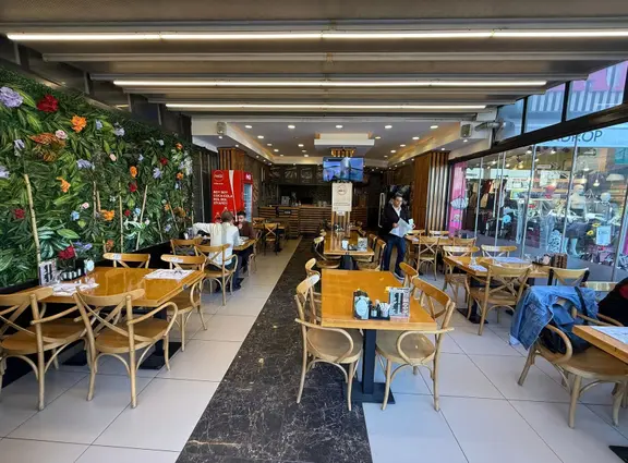 Dikmen Caddesi Üzerinde Devren Kebap % Lahmacun Salonu 1