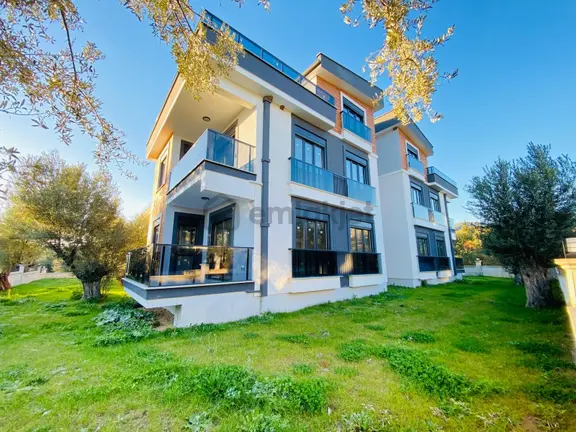 Kerim'den Altınoluk Satılık Denize 5dk Sıfır Bahçeli Villa 1