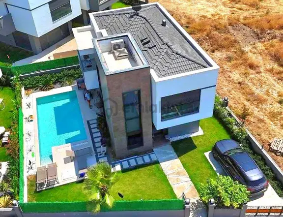 Güzelçamlıda Özel Havuzlu Köşe Konumlu Ful Eşyalı Tek Müstakil Villa 2