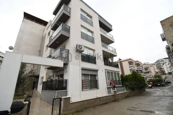 Kuşadası Camiatik Mahallesi Merkezi Konumda Acil Satılık 2+1 Yksek Giriş Daire 1