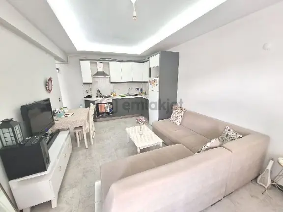 Kuşadasında Çarşıya Yakın Konumda Ferah Geniş 1+1 Eşyalı Kiralık Daire 1